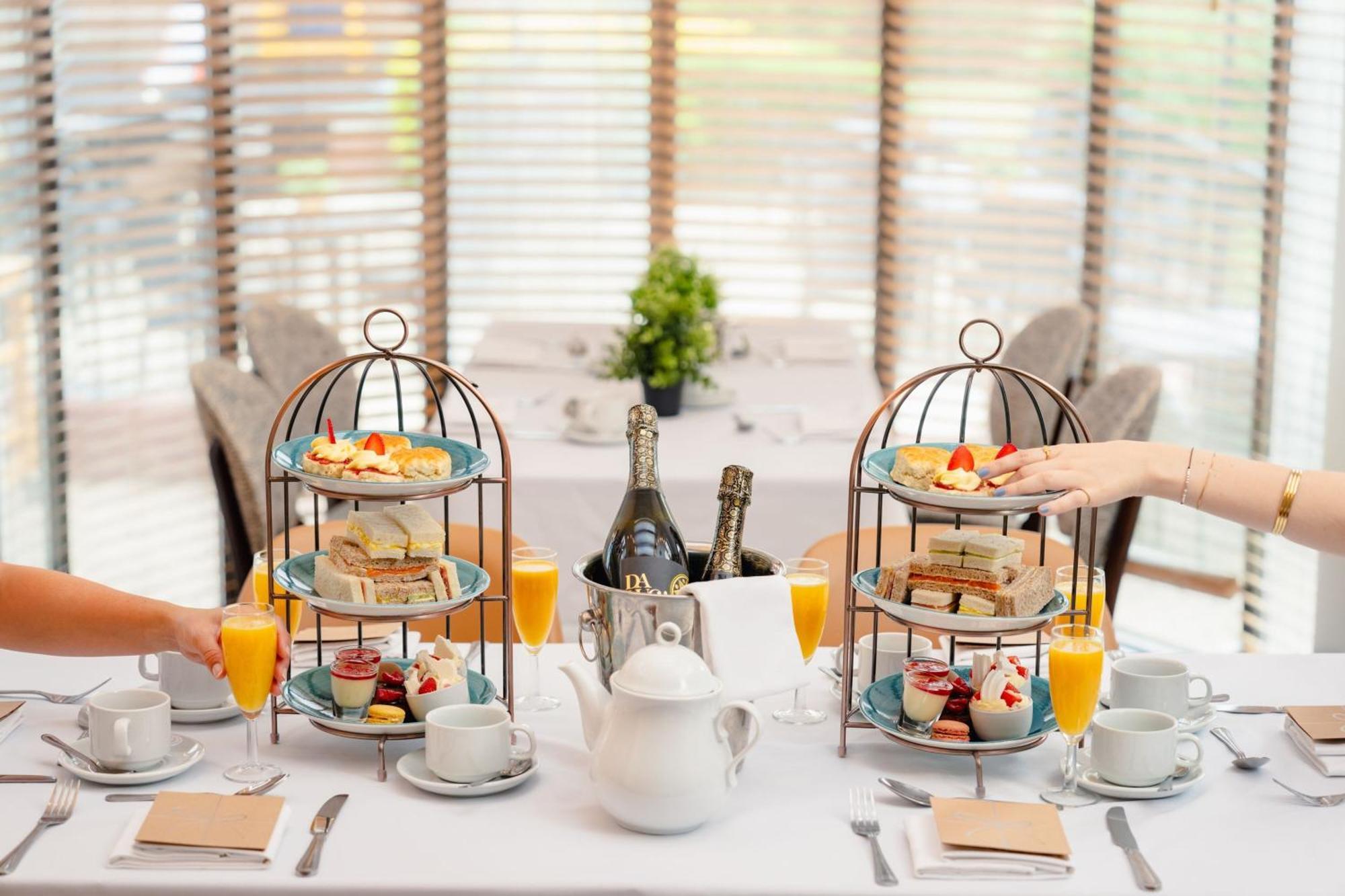 Delta Hotels By Marriott Heathrow Windsor Bagian luar foto