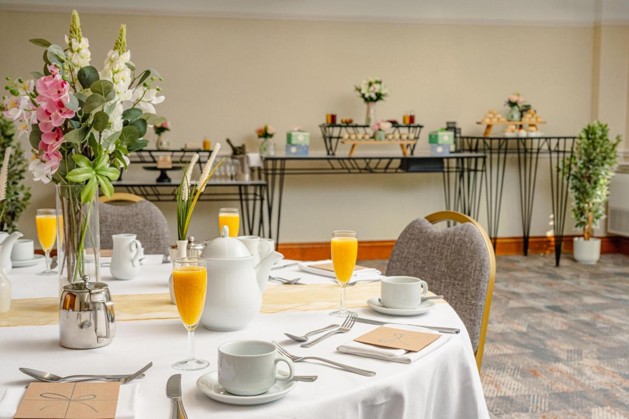 Delta Hotels By Marriott Heathrow Windsor Bagian luar foto